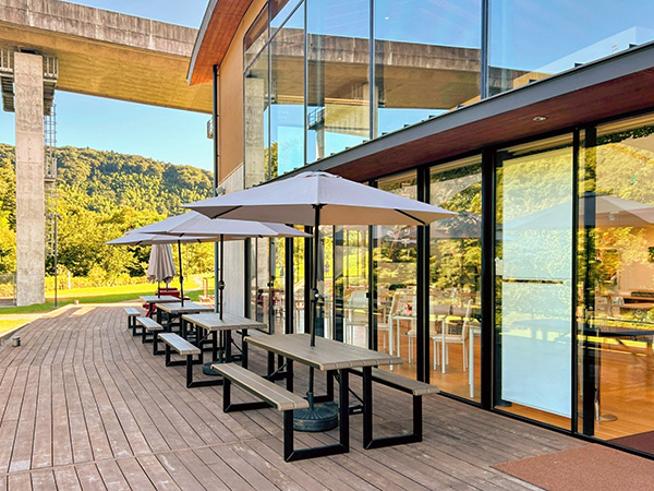 開放的なテラス席で愛犬とランチ