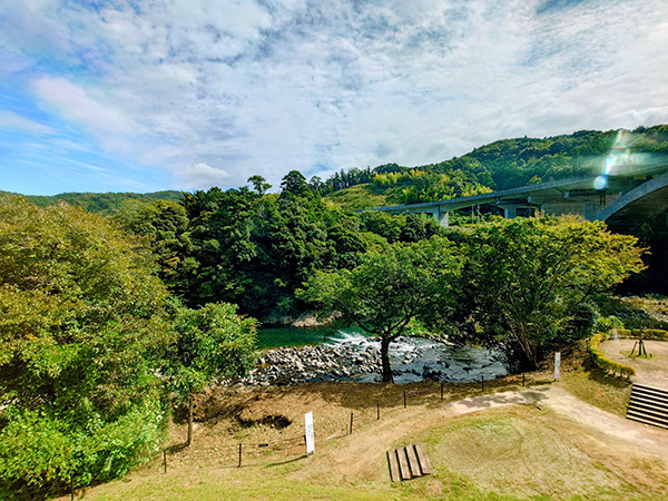 川辺のお散歩コースでリフレッシュ