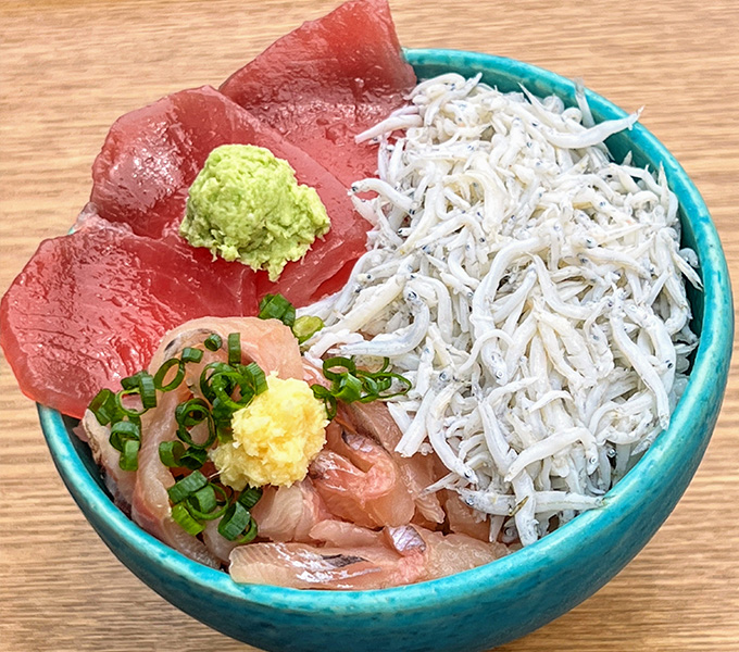 川のおさかなと海のおさかな丼